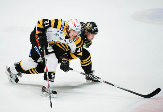 Jimmie Ericsson, Skellefteå, håller tag i David Engblom,