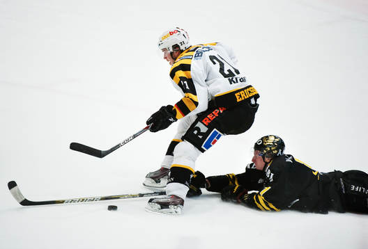 Fredrik Carlsson, AIK, stoppar Jimmie Ericsson, Skellefteå