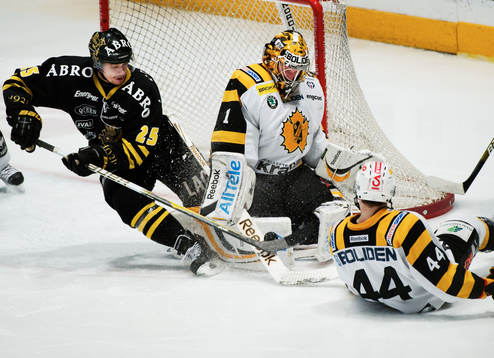Johannes Salmonsson, AIK, oroar framför Andreas Hadelöv,