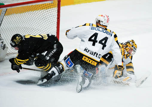 Christian Sandberg, AIK, stoppas av Tim Erixon och Andreas