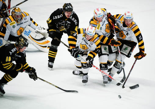 Skellefteå-spelare försöker rensa undan pucken framför