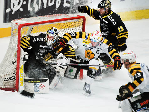 Johan Forsberg, Skellefteå, åker in i Viktor Fasth,
