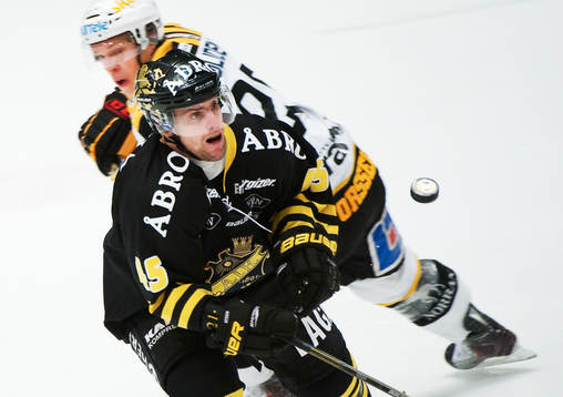 Oscar Steen, AIK, har koll på pucken