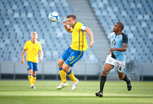 Anders Svensson är först på boll