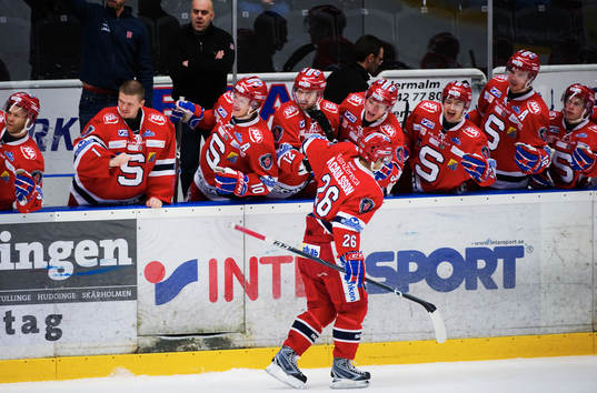 Mattias Carlsson, Södertälje, gratuleras till sitt