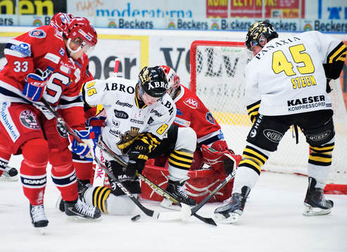 Oscar Ahlström och Oscar Steen, AIK, oroar framför mål
