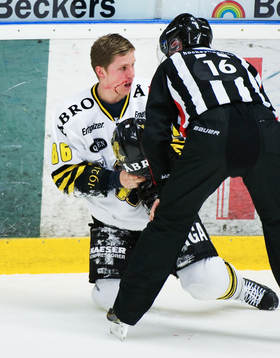 Oscar Ahlström, AIK, blöder. Skada