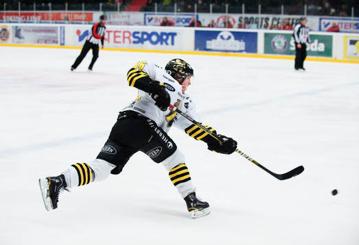 Oscar Ahlström, AIK, skjuter mot mål