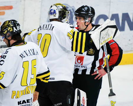 Patrik Sjöberg, domare, skäller på Viktor Fasth,
