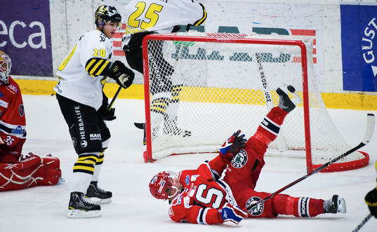 Stefan Bemström, Södertälje, räddar pucken med sin