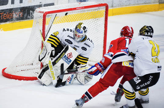 Linus Videll, Södertälje, gör 4-2 bakom Viktor Fasth,