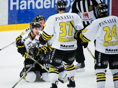 Daniel Rudslätt, AIK, gratuleras till sitt 0-1-mål