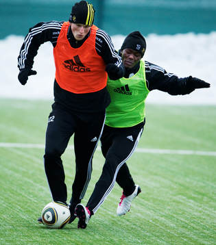 Teteh Bangura försöker att ta bollen av en annan spelare