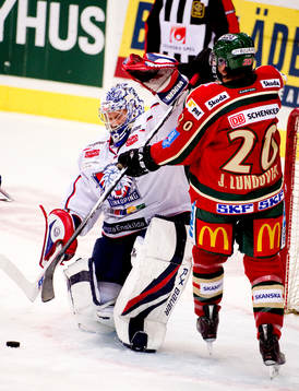Fredrik Norrena, målvakt, Linköping slår Joel Lundqvist,