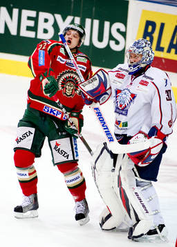 Toni Koivisto, Frölunda, och Fredrik Norrena, målvakt,