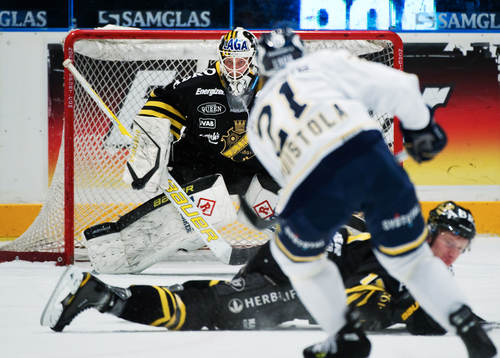 Viktor Fasth, målvakt, AIK, räddar ett skott från Pasi