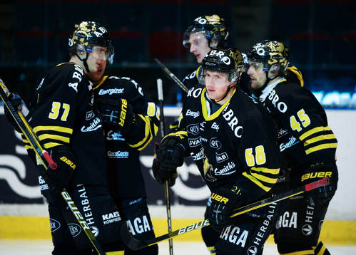 Glada AIK-spelare med Victor Ahlström i spetsen
