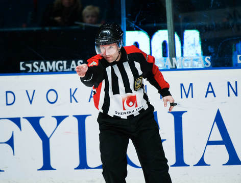 Wolmer Edqvist, domare, dömer mål åt HV71 i andra