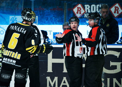Wolmer Edqvist och Robert Mullner, domare, motar bort Dick