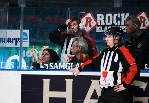 Wolmer Edqvist, domare, pratar med måldomaren om HV71:s