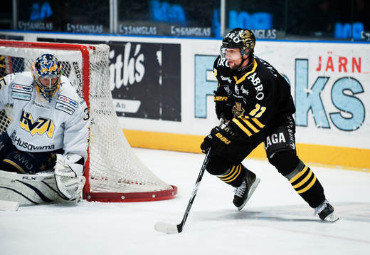 Richard Zednik, AIK, snurrar runt Andreas Andersson,
