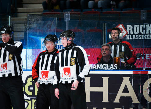 Wolmer Edqvist, domare, granskar AIK:s 3-2-mål