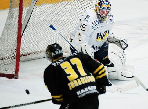 Andreas Andersson, målvakt, HV71, motar ett skott