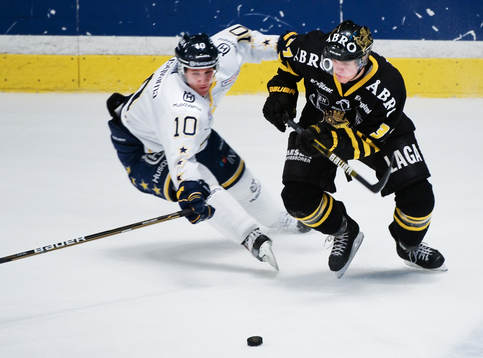 Martin Thörnberg, HV71, jagar Stefan Johansson, AIK