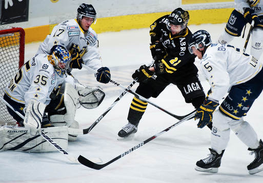Richard Zednik, AIK, skjuter ett skott mot Andreas