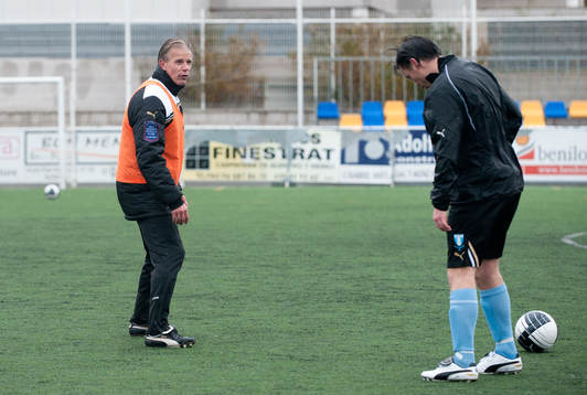 Tränare Roland Nilsson instruerar Daniel Andersson