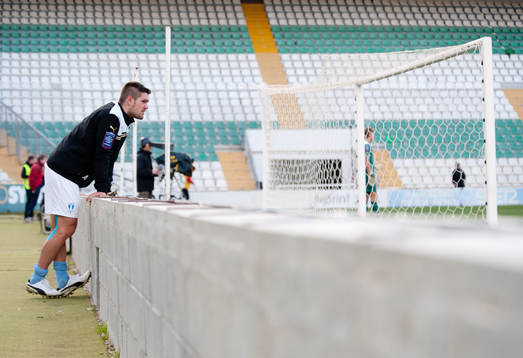 Ivo Pekalski har klivit av och tittar på matchen
