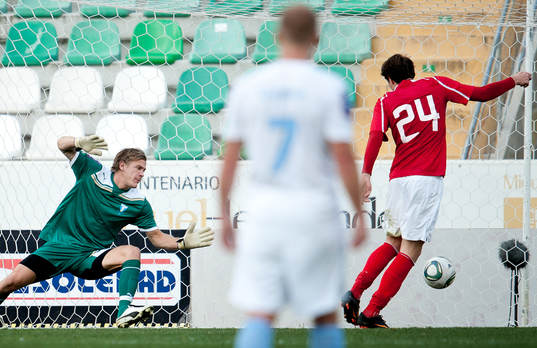 Artem Dzuyba, Spartak Moskva, gör 2-0 bakom Johan Dahlin,
