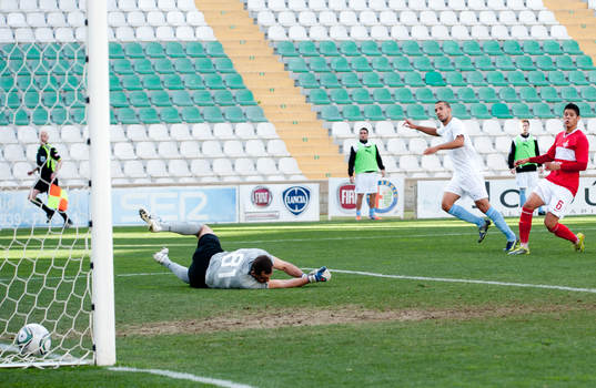 Guillermo Molins, Malmö, gör 1-0 bakom Andrey Dikan,