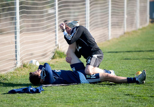 Tobias Hysén, IFK Göteborg, får hjälp med stretching.