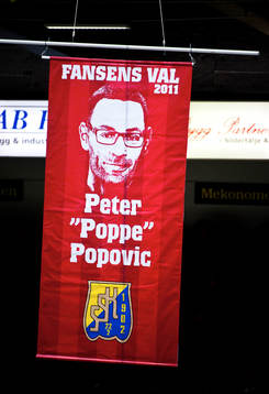 Peter Popovic, tränare Södertälje hedrades innan matchen