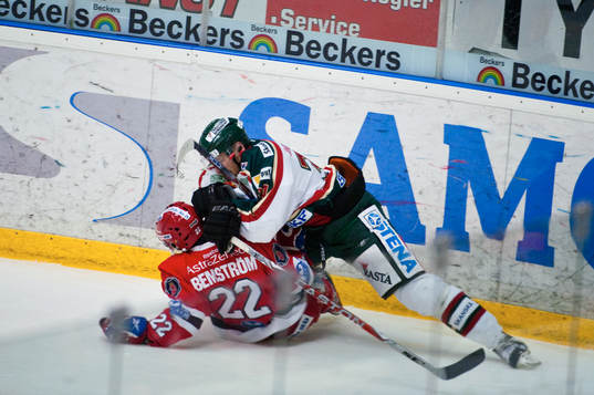 Pavel Skrbek, Frölunda kastar sig över Stefan Bemström,