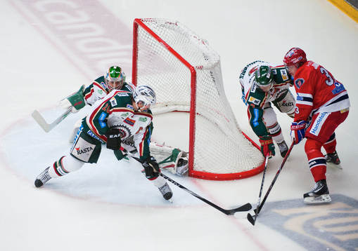 Julian Jacobsen, Södertälje pressar på Joel Lundqvist,
