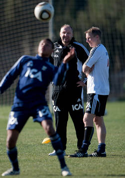 Håkan Mild, Sportchef IFK Göteborg, kollar in Mikael