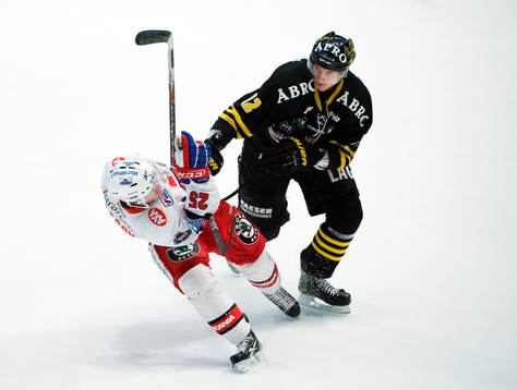 Ryan Lasch, Södertälje och Patrik Nemeth, AIK, tackling,