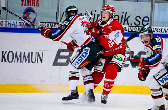 Riku Hahl, Frölunda, och Carl Klingberg, Timrå, tackling