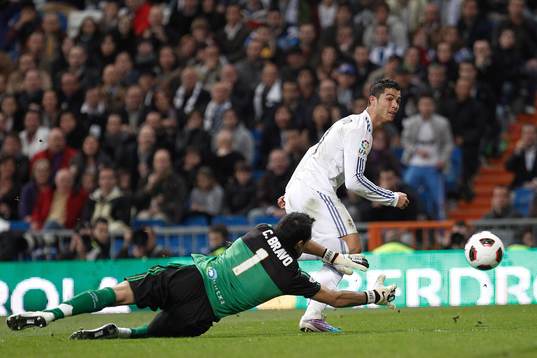 Cristiano Ronaldo, Madrid och Bravo, Sociedad (målvakt)