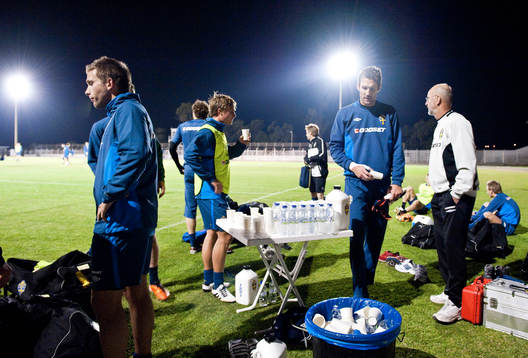 Henning Svendsen häller upp vätska till spelarna