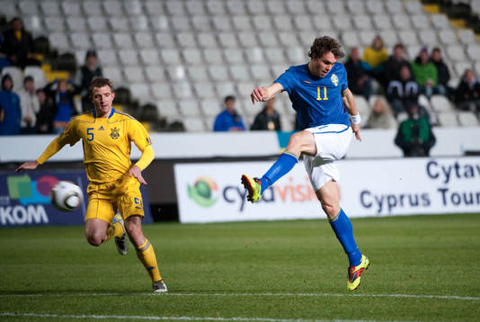 Johan Elmander, Sverige, skjuter 1-0
