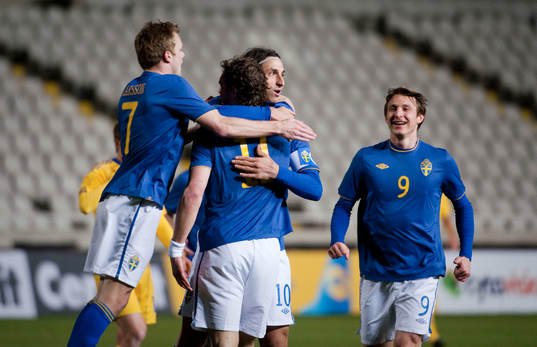 Zlatan Ibrahimovic och Johan Elmander kramas om