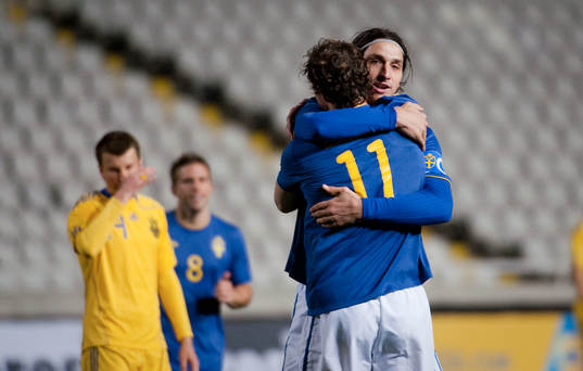 Zlatan Ibrahimovic och Johan Elmander kramas om