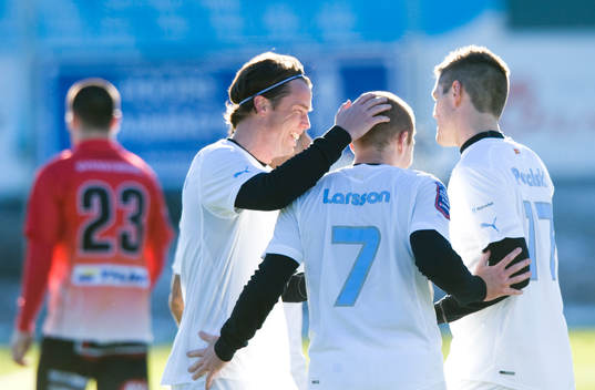 1-0 Daniel Larsson, Malmö, som grattas av Daniel Andersson