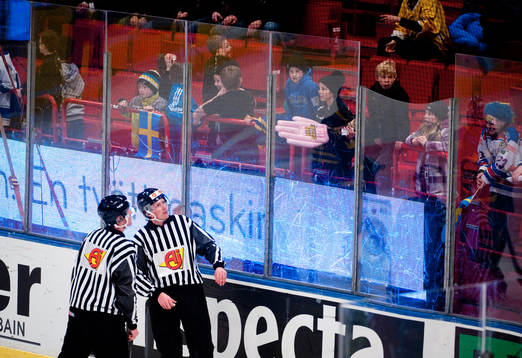 Trasigt plexiglas, byte i slutminuterna