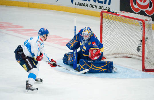 Daniel Larsson, målvakt Sverige tar hand om ett friläge