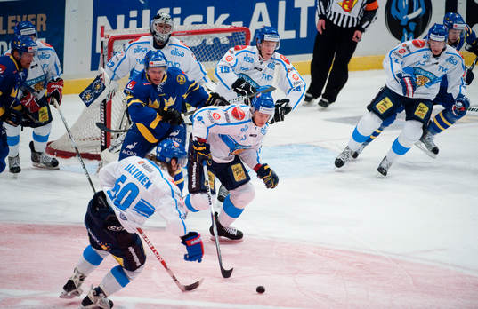 Finland tar kontroll över pucken