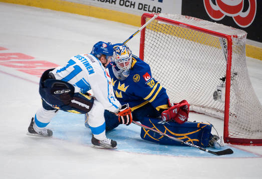 Daniel Larsson, målvakt Sverige styr ut Juuso Puustinen